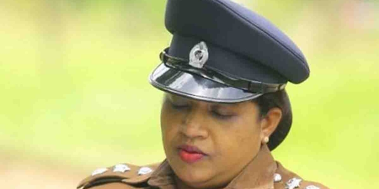 ළමා හා කාන්තා කාර්යංශයේ OIC වරුණි බෝගහවත්ත රෝහලේ ප්රතිකාර ගනිද්දී ඔෆීස් එකේ පින්තූරයට සුදු මල්මාලයක් දාලා! පොලිසියම කැළඹෙයි! වහාම පරීක්ෂණ අරඹයි! I Sri Lanka Latest News
