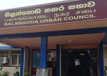 බලංගොඩ සභාවේ අලි වලියක්! අන්තිමේ පොලිසියත් ඇවිත්! අතපය නම් උස්සගෙන එන්න එපා…! VIDEO I Sri Lanka Latest News