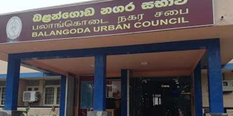 බලංගොඩ සභාවේ අලි වලියක්! අන්තිමේ පොලිසියත් ඇවිත්! අතපය නම් උස්සගෙන එන්න එපා…! VIDEO I Sri Lanka Latest News
