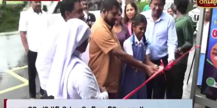 පරිසර ඇමැති වතුර ටැංකියක් විවෘත කරලා හොඳ කතාවක් කරද්දී පරිසර නියෝජ්‍ය ඇමැතිත් දංකොටුවේ බස් ස්ටෑන්ඩ් එකක් විවෘත කරලා හොඳ කතාවක් කරයි! VIDEO I Sri Lanka Latest News