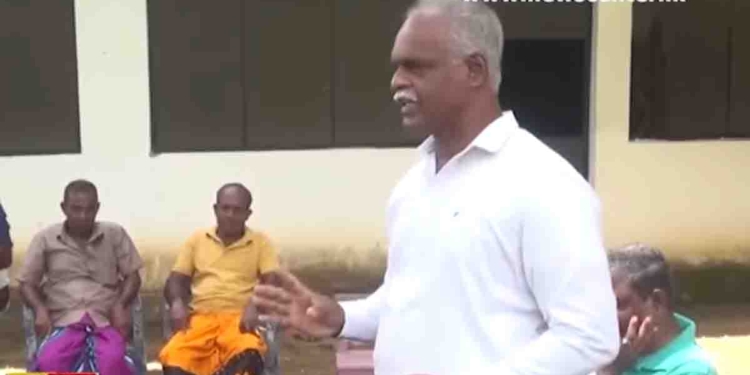 මාලිමා ආණ්ඩුව ඇවිත් අවුරුද්දක් ගිහිල්ලත් අලි ප්‍රශ්නයට කිසිම විසඳුමක් නෑ! ගමට ආපු මාලිමා මන්ත්‍රීට කහටගස්දිගිලිය ගම්මු කනේ ඇඟිලි ගහගන්න දෙසයි! ඔය කියන එකක්වත් උත්තර නෙමෙයි..! VIDEO I Sri Lanka Latest News