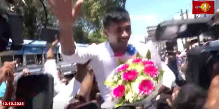ගල්කිස්ස උසාවි බිමේ නීතීඥ-පොලිස් ගැටුම! ඇතුළට දාපු පොලිස් නිලධාරියා අද එළියට ආවා! මිනිස්සු විසිල් ගහලා වීරයෙක් වගේ කරේ තියාගෙන ගියේ!  VIDEO I Sri Lanka Latest News