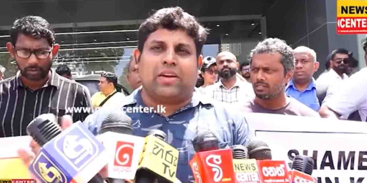 දැනට මාස 5ක්! සල්ලි ගෙව්වත් වාහන දීලා නෑ! ජෝන් කීල්ස්ලා ගෙන්වන BYD වාහන  ඕඩර් කරපු පාරිභෝගිකයන් ඉබ්බන්වල BYD ෂෝ රූම් එක ඉස්සරහටම ඇවිත් විරෝධතාවක! VIDEO I Sri Lanka Latest News