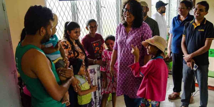 අගමැතිනි හරිනිත් අවතැන්වූවන් බලන්න යයි! PHOTOS I Sri Lanka Latest News