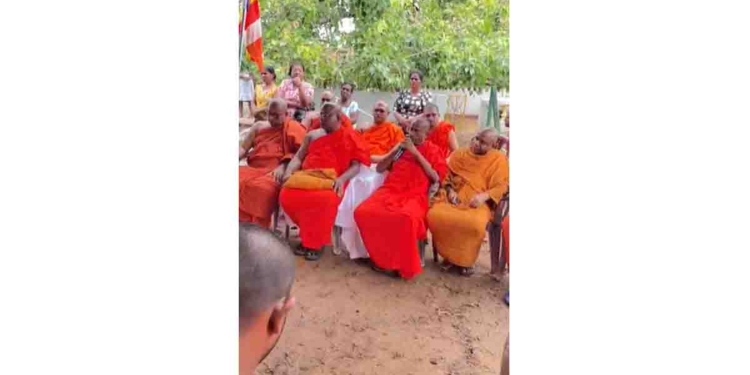 ත්රීකුණාමලය ශ්රී සම්බුද්ධජයන්ති බෝධිරාජ විහාරයේ ඊයේ රාත්රියේ තැන්පත් කරන්න ගිය බුදු පිළිමය පොලිසියෙන් නවත්වලා ලොකු අවුලක් වුණා! පාර්ලිමේන්තුවෙත් ලොකුවට ඇදුණා! අද පොලිසිය ලවාම බුදු පිළිමය ඒ ස්ථානයේ තැන්පත් කරවන අවස්ථාව සජීවීව බලන්න! LIVE VIDEO I Sri Lanka Latest News