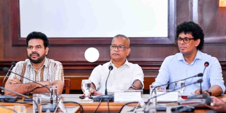 වී ගොවියන් ජනාධිපති ලේකම් කාර්යාලයට ගෙන්වාගෙන ගොවි ප්‍රශ්න ගැන ලාල්කාන්තලා සාකච්ඡාවක් කරයි! PHOTOS I Sri Lanka Latest News