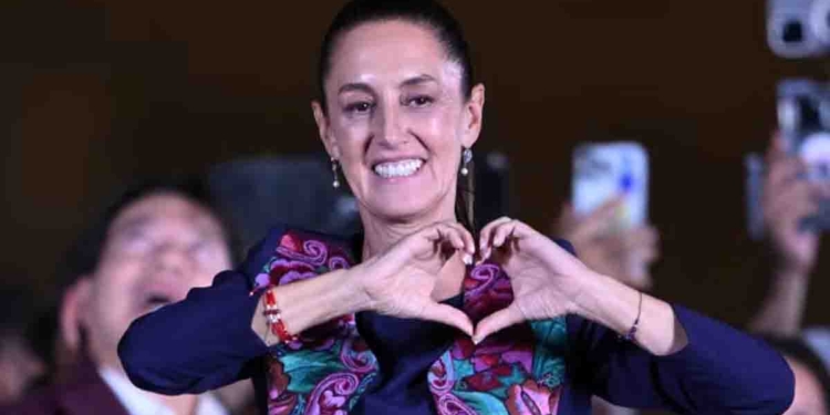 ජනාධිපති කෙනෙක්ටවත් පාරේ බැහැලා පයින් යන්න බැරි තැනකට රට පත්වෙලා! මෙක්සිකෝ ජනාධිපතිවරිය පයින් යද්දී මනුස්සයෙක් ඇවිත් බලෙන් කිස් කරලා! I Sri Lanka Latest News