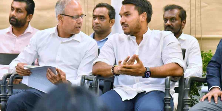 නාමල් සහ පොහොට්ටුව රනිල්ගේ මල්පාරේ UNP කාර්යාලයට එද්දී පක්ෂයේ ජ්යෙෂ්ඨයන් වෙච්ච තලතා-රුවන්-අකිල-හරීන්-නවීන් කවුරුත් සාකච්ඡාවට ආවේ නැත්තේ ඇයි? හිටියේ සාගල විතරයි! වජිරත් ගේට්ටුව ළඟදි අතට අතදීලා එළියට ගියේ ඇයි? VIDEO & PHOTOS I Sri Lanka Latest News