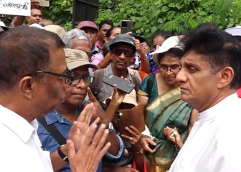 අනුර පාර්ලිමේන්තුව ඇතුළේ අයවැය කියවද්දී විශ්‍රාමික ගුරුවරු එළියේ විරෝධතාවක! විපක්ෂ නායක සජිත් එතනින්ම බැස ගුරුවරු එක්ක කතා කරයි! මම මේ ප්‍රශ්නය විසඳනවා! ඕන නම් අධිකරණයටත් යනවා! ගුරුවරුන්ගේ අත්පොළසන් මැද සජිත් ප්‍රතිඥාවක් දෙයි! VIDEO & PHOTOS I Sri Lanka Latest News