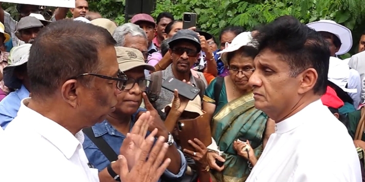අනුර පාර්ලිමේන්තුව ඇතුළේ අයවැය කියවද්දී විශ්‍රාමික ගුරුවරු එළියේ විරෝධතාවක! විපක්ෂ නායක සජිත් එතනින්ම බැස ගුරුවරු එක්ක කතා කරයි! මම මේ ප්‍රශ්නය විසඳනවා! ඕන නම් අධිකරණයටත් යනවා! ගුරුවරුන්ගේ අත්පොළසන් මැද සජිත් ප්‍රතිඥාවක් දෙයි! VIDEO & PHOTOS I Sri Lanka Latest News