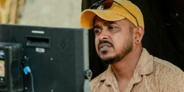 වෙලාවකට මට හිතෙනවා මමත් ඉන්නේ හීනෙක කියලා…! නළුවෙක් වෙන්න ඇවිත් ඩිරෙක්ටර් පුටුව අල්ලපු හසිත…! සිහිනෙක තනිවෙලා අධ්‍යක්ෂ හසිත රාජපක්ෂ! Sri Lanka Latest News