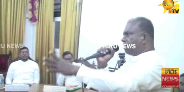 පෑලියගොඩ මාලිමා මන්ත්‍රීවරියගේ විදුහල්පති සැමියා කුඩුත් එක්ක මාට්ටු වුණාට පස්සේ අද රැස්වුණු පෑලියගොඩ සභාව යුද පිටියක් වෙයි! මේක දැන් කුඩු සභාවක් වෙලා! ලැජ්ජයි..! මන්ත්‍රීවරු කෑගහයි! VIDEO I Sri Lanka Latest News
