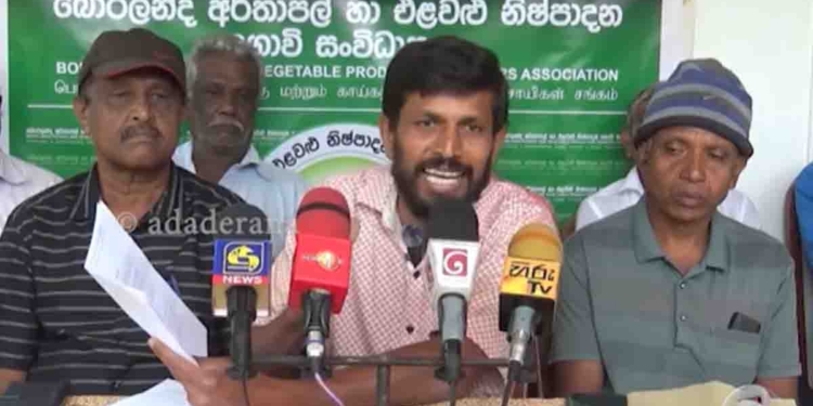 මුන් ආවේ ගොයම් කාගෙන.. අපේ අගුපිල්වල ලැගගෙන.. අපේ තේ එක බීගෙන.. රොටී කාගෙන! මේ කුජීත ආණ්ඩුව අපිත් එක් උද්ඝෝෂණ කරලා අපේ ඔළුවලටම අත හේදුවා! රෙදි නැතිව ගෙදර යන්න ලෑස්ති වෙන්න! අපි කොළඹ එන්නෙ නෑ! තොපි ගමට එන්නත් එපා! මුන්ට හෙණ ගහනවා! අර්තාපල් ගොවීන් ආණ්ඩුවට අවසන් දැනුම් දීම නිකුත් කරයි! VIDEO I Sri Lanka Latest News