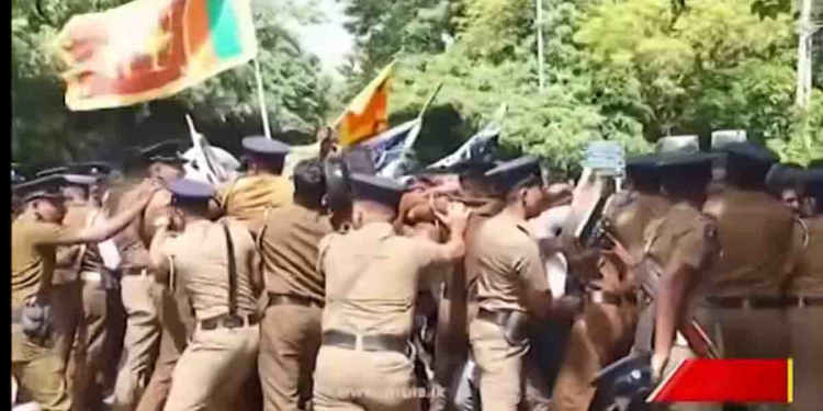 විපක්ෂනායකයා පාර්ලිමේන්තුව ඇතුළේ රණවිරුවන් වෙනුවෙන් හඬ නගද්දී පාර්ලිමේන්තුව ඉදිරිපිට රණවිරුවන්ට මේ කරපු දේ හරිද? VIDEO I Sri Lanka Latest News