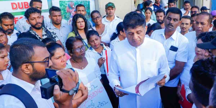 රුමේනියා රස්සා පෙන්වා රේන්බෝ ආයතනය අසරණ තරුණ තරුණියන් 500ක් අතරමං කරලා! කට්ටියම ඇවිත් විපක්ෂනායක සජිත්ට දුක කියයි! සජිත් නීතිඥ සහාය ලබා දී තරුණ තරුණියන් වෙනුවෙන් අධිකරණය හමුවේ නඩු පවරයි! VIDEO & PHOTOS I Sri Lanka Latest News