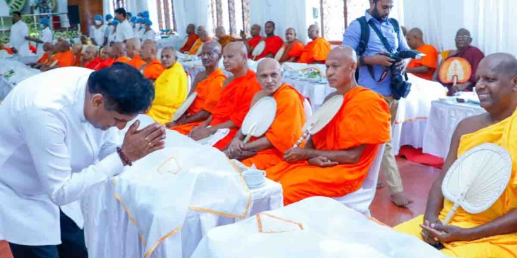 රාජපක්ෂ ආණ්ඩුව පෙරළන්න මූලිකත්වය ගත් මාදුළුවාවේ සෝභිත හිමියන්ව කාට අමතක වුණත් විපක්ෂනායක සජිත්ට අමතක වුණේ නෑ! 10 වැනි ගුණසමරු පිංකමට කෝට්ටේ නාගවිහාරයට එයි! VIDEO & PHOTOS I Sri Lanka Latest News
