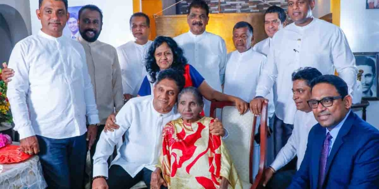 ලංකාවේ සැබෑ ගීත කෝකිලාවිය ඇයයි! ජනාධිපතිට අගමැතිනියට නොපෙණුනාට විපක්ෂනායකයා හැමදාම මේ කෝකිලාවියට ගෞරව දැක්වූවා! අද මන්ත්රීවරුනුත් අරන්ම ගිහින්! VIDEO & PHOTOS I Sri Lanka Latest News