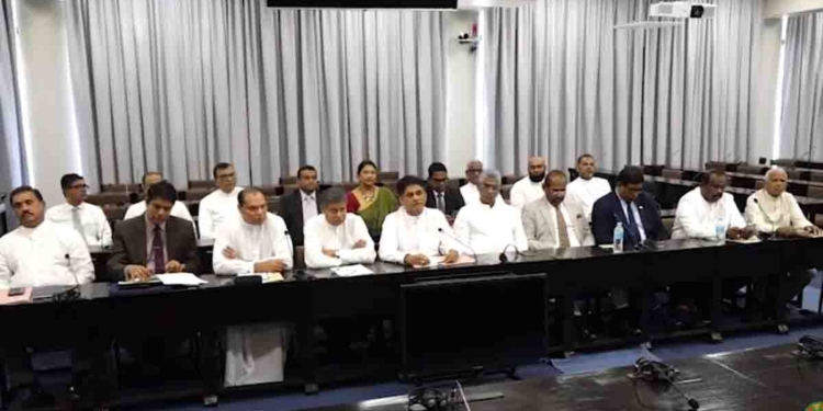 විපක්ෂයේ සියලුම පක්ෂ පාර්ලිමේන්තුවේදී විපක්ෂනායක සජිත් පෙරටුකොටගෙන හදිසි ඒකාබද්ධ මාධ්‍ය හමුවකට එක්වෙයි! ජවිපෙ ඒකාධිපතීත්වය රට පුරා ව්‍යාප්ත කිරීමේ උත්සාහයක් ගැන අනතුරු ඇඟවීමක්! VIDEO & PHOTOS I Sri Lanka Latest News