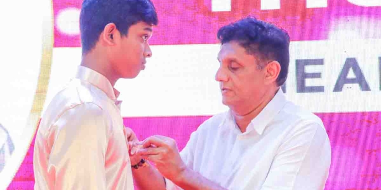 සිංහල-ඉංග්‍රීසි භාෂා දෙකෙන්ම දහම් දැනුම බෙදන නිට්ටඹුව විද්‍යානන්ද ජාත්‍යන්තර දහම්පාසලේ තෑගි ප්‍රදානෝත්සවයට සජිත් යයි! ඉංග්‍රීසි භාෂාව ඉගෙනගැනීමේ වැදගත්කම දහම් පාසල් දරුවන්ට කියා දෙයි! VIDEO & PHOTOS I Sri Lanka Latest News