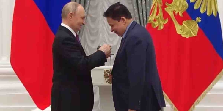 දැඩි ආරක්ෂක මුරකාවල් මැද දොස්තර සමන් වීරසිංහ ක්‍රෙම්ලිනයට ඇතුළුවෙයි! රුසියානු ජනාධිපති පුටින් අතින් ලාංකික පුරවැසියකු ලැබූ ඉහළම සම්මානයෙන් පිදුම් ලබයි! 2025 එහෙම සම්මානයක් ලබපු එකම ආසියානු ජාතිකයා! ලංකාවේ පළමුවැන්නා..! VIDEO & PHOTOS I Sri Lanka Latest News