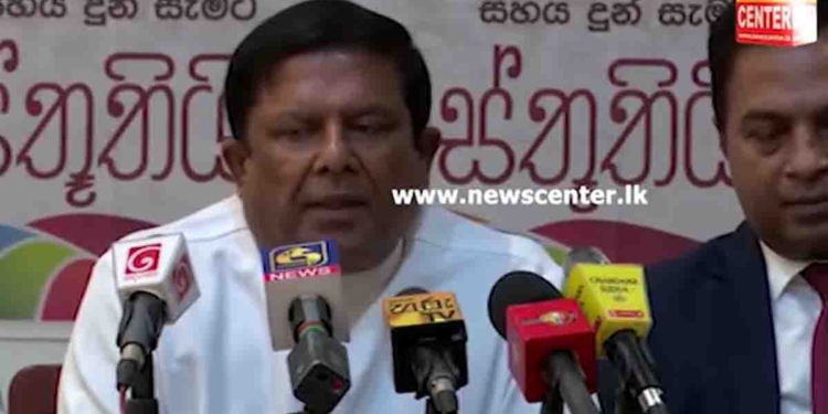 සජබ නායකයොයි.. මන්ත්‍රීවරුයි සජබ-යූඑන්පී එකතුවෙන්න කතා කරන කොට යූඑන්පී සභාපති වජිර පොහොට්ටු මහලේකම් ළඟ තියාගෙන සජබයට නුගේගොඩ සන්ධානෙට එකතු වෙන්න කියයි! VIDEO I Sri Lanka Latest News