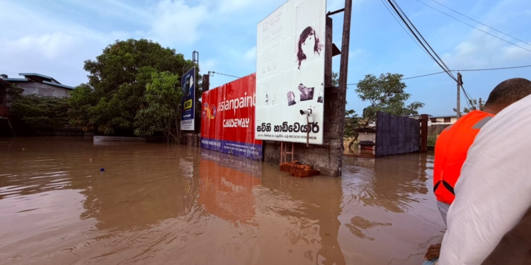 කයිවාරු ගගහා හිටියේ නෑ! ආණ්ඩුවට බැන බැන හිටියෙත් නෑ! මිනිස්සු අතරට ගියා! දුක දැක්කා! මිනිස්සුන්ට තිබ්බ ලොකුම ප්‍රශ්නෙ! බෝට්ටුත් අරගෙන මිනිස්සු ළඟටම ගියා! එයා මේ රටේ විපක්ෂනායකයා! VIDEO & PHOTOS I Sri Lanka Latest News