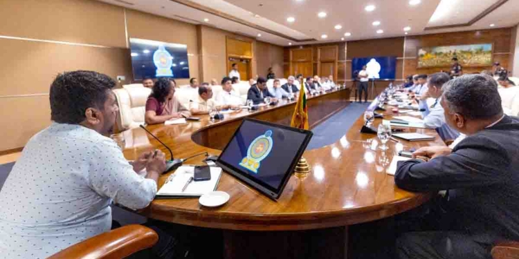 අනුර අදත් පක්ෂ විපක්ෂ නියෝජිතයන් හමුවෙයි! ආපදාවෙන් ගොඩඑන්න සියලු දෙනාටම එකතු වෙන්න අනුරගෙන් ආරාධනාවක්! හදිසි නීතිය ක්‍රියාත්මක කරන්න විපක්ෂයෙන් යෝජනාවක්! PHOTOS I Sri Lanka Latest News