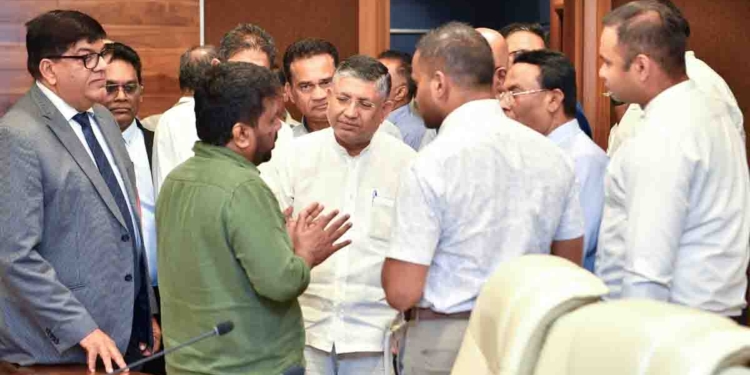 අනුර ඊයේ රෑම ව්යාපාරික ප්රජාව හමුවෙයි! ජනජීවිත යථා තත්ත්වයට පත්කරන්න සහයෝගය ඉල්ලයි! PHOTOS I Sri Lanka Latest News