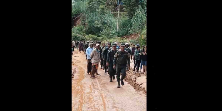 විනාශ වුණු නුවරඑළිය ගොඩගන්න පයින්ම යන්නේ මේ  සොල්දාදුවො නෙමෙයි! මතක තියාගන්න ‘රණවිරුවෝ’ කියලා! VIDEO I Sri Lanka Latest News