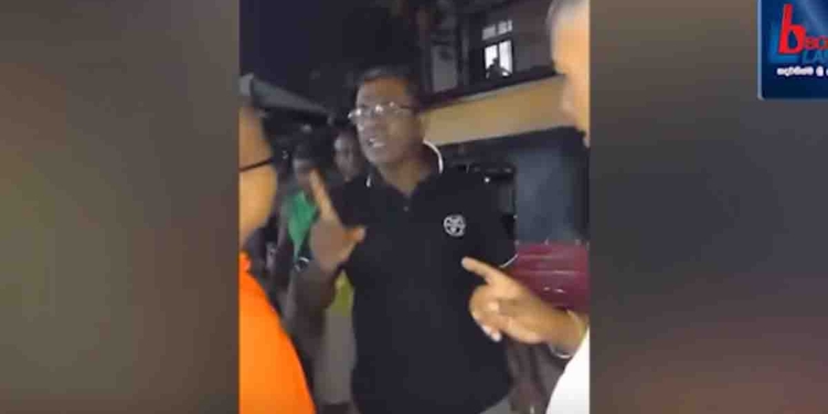 ‘කරන දේශනාවක් හෙමින් කරගන්න! පලයන් යන්න..! පුළුවන් දෙයක් කරන්න! OIC ජයලත්ට එන්න කියන්න මෙතෙනට! මමයි ඔගස්ටීන්…! මෙහෙණින් වහන්සේට මහපාර මැද කුණුහරුප කියමින් ප්රසිද්ධියේ සද්දෙ දැමූ ඔගස්ටීන් අන්න දැන් පොලිස් කූඩුවේ! VIDEO I Sri Lanka Latest News