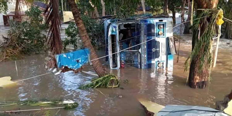 කලා ඔයේ පාලම උඩ මිනිස්සු 70ක් එක්ක හිරවුණු බස් එකට වෙලා තියෙන දේ දැක්කද? PHOTOS I Sri Lanka Latest News