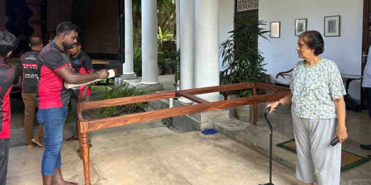 චන්ද්‍රිකා බඩුත් පටවගෙන ගෙදරින් යයි! PHOTOS I Sri Lanka Latest News