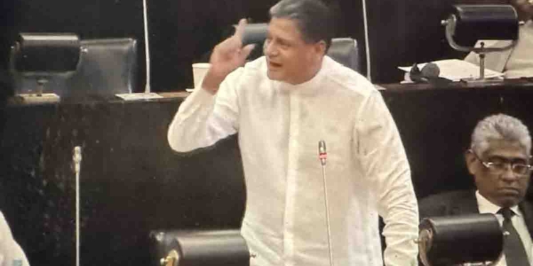 තුන් පාරක් පැරදුණා! සල්ලි දීලා අපේ හිටපු මන්ත්‍රී චන්දන මුදුන්කොටුවව අල්ලගෙන අද සීතාවක බලය ඇල්ලුවා! මේක මහා තුච්ඡ වැඩක්! මේ වගේ බලු දේශපාලනයක් මේ ආණ්ඩුවෙන් අපි බලාපොරොත්තු වුණේ නෑ! යකා ආවේෂ වූ දිලිත් මාලිමා ආණ්ඩුවට දැඩි ප්‍රහාරයක් එල්ල කරයි! ආණ්ඩුව පෙරළන්න පුළුවන් හැමදේම කරන බවත් කියයි! VIDEO I Sri Lanka Latest News