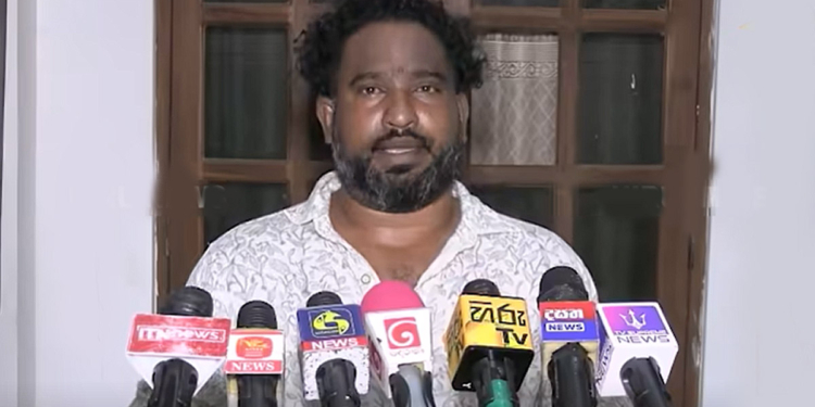 කුඩු විකුණන පාතාලයෙක් ජනාධිපතිතුමාගේ ගමට අල්ලපු ගමේ අහිංසක ව්‍යාපාරිකයකුගෙන් කෝටියක කප්පමක් ඉල්ලයි! දැන් කෝටි ගාණක බිස්නස් එක වහලා! සේවකයෝ 35ක් අනාථයි! දරුවො 4 දෙනා මාසයක් තිස්සේ ඉස්කෝලෙ ගිහින් නෑ! කන්න බොන්නවත් අතේ සල්ලි නෑ! මේක නම් හෙණ ගහන අපරාධයක්! බැරිම තැන ව්‍යාපාරිකයා පාතාලයන්ගේ CCTV හඬපට අරන් මාධ්‍ය හමුවට එයි! VIDEO I Sri Lanka Latest News