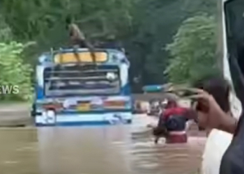 මහා සටනක්! මිනිස්සුත් එක්කම බස් එකක් වතුරේ! Sri Lanka Latest News