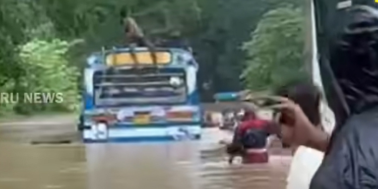 මහා සටනක්! මිනිස්සුත් එක්කම බස් එකක් වතුරේ! Sri Lanka Latest News