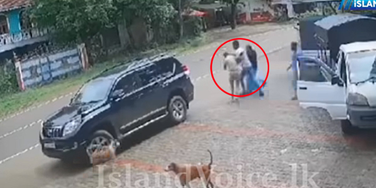පොලිසියටවත් බය නැති කටුවන චණ්ඩි! වාහනෙන් ආවා..! අහිංසක මනුස්සයකුට තබි බෑවා! පොලිසියත් ආවා..! ප්‍රශ්නයක් නැතිවම ගියා..! VIDEO I Sri Lanka Latest News