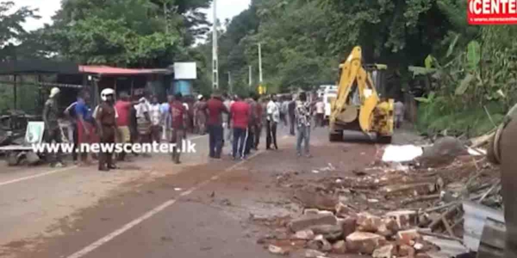 කඩේ තේ බිබී ඉද්දී කඩුගන්නාවේ ගල් පෙරළෙයි! කඩේ විනාශයි! අයෙක් මරුට! 4ක් හිරවෙයි! පාර වහයි! VIDEO I Sri Lanka Latest News