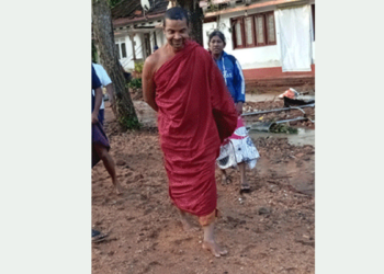 මහා ගංවතුරේ පන්සලේ  ‌චෛත්‍ය කොතේ එල්ලී සිට ජීවිතය බේරාගත් කලා ඔයේ නායක හාමුදුරුවෝ..! Sri Lanka Latest News