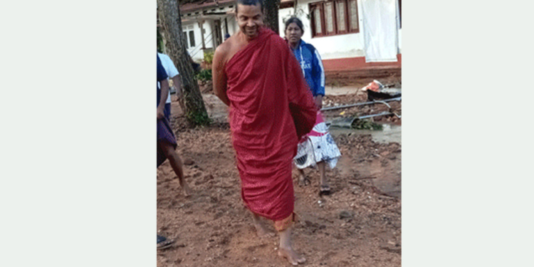 මහා ගංවතුරේ පන්සලේ  ‌චෛත්‍ය කොතේ එල්ලී සිට ජීවිතය බේරාගත් කලා ඔයේ නායක හාමුදුරුවෝ..! Sri Lanka Latest News