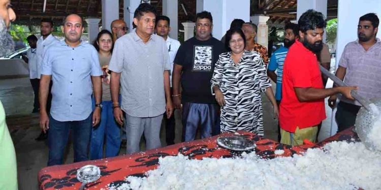 කොලොන්නාව ආසනයේ කදවුරු 30ක අවතැන් වී ඉන්න 5000කට සීනි-තේකොළ-කිරිපිටි අරන් කෑම පාර්සල් 5000කුත් බෙදන්න මරික්කාර් සජිත්වත් අරන් ගිහිල්ලා! PHOTOS I Sri Lanka Latest News