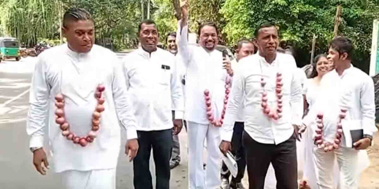‘ගොවි පුතා රජ වුණා.. ගොවියාට කෙළවුණා..!’ දඹුල්ලේ මන්ත්‍රීවරු ලොකු ලූනු මාල කරේ දාගෙන ගොවියට වෙලා තියෙන වින්නැහිය රටට කියයි! VIDEO I Sri Lanka Latest News