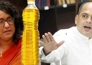 අගමැතිතුමිය මාස 9කට කලින් පිළිගත්තා බදු අයකරගන්න ඕන කියලා! ඇමැති වසන්තත් කිව්වා බදු අයකරගන්නවා කියලා! තවම බදු අයකරගෙන නෑ! මේ වෙද්දි ආණ්ඩුවට පාඩුව බිලියන 10ත් පැනලා! පොඩි මිනිස්සුන්ට බදු පිට බදු ගහලා ට්‍රිලියන ගණනින් භාණ්ඩාගාරය පුරවද්දී ලොකු ව්‍යාපාරිකයන්ගෙන් බදු නොගන්නා අදිසි හස්තය කාගේද? අගමැති-ඇමැති නිදිද? මරික්කාර් අදත් පිරිපහදු පොල්තෙල් බදු වංචාව එළියට අදී! VIDEO I Sri Lanka Latest News