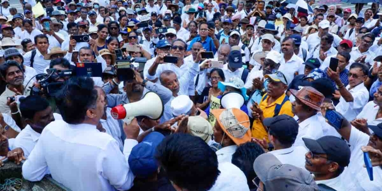 විපක්ෂනායක කාර්යාලයේදී සාකච්ඡා කළා! පොල්දූව මංසන්ධියේ උද්ඝෝෂණයට එකතු වුණා! පාර්ලිමේන්තුවේදී කතා කරලා ආණ්ඩුවේ අවධානයට යොමු කළා! අසාධාරණයට ලක්වූ විශ්රාමිකයන් වෙනුවෙන් විපක්ෂනායක සජිත් දිගටම සටනේ! VIDEO I Sri Lanka Latest News