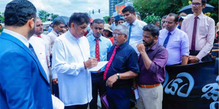 විශ්රාමිකයෝ උද්ඝෝෂණ කරන මැද්දට ගිහින් ඒ ප්රශ්නය පාර්ලිමේන්තුවේදි කතාකරලා ආණ්ඩුවේ අවධානය යොමු කෙරෙව්වා! අද ආයුර්වේද වෛද්යවරුන් පොල්දූව හන්දියේ උද්ඝෝෂණය කරද්දි සජිත් ඒ මැද්දටත් ගිහින් ඒ අයගේ ප්රශ්න ගැන හොයා බැලුවා.. කතා කළා! පාර්ලිමේන්තුවේදිත් කතා කරයි! VIDEO & PHOTOS I Sri Lanka Latest News