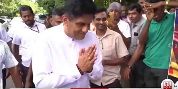 විශ්රාමිකයෝ පොල්දූව හන්දියේ කරපු උද්ඝෝෂණය මැද්දටත් ගියා! ආයුර්වේද වෛද්යවරු පොල්දූව හන්දියේ කරපු උද්ඝෝෂණය මැද්දටත් ගියා! අද ආබාධිත රණවිරුවො පොල්දූව හන්දියේ කරපු උද්ඝෝෂණය මැද්දටත් ගියා! අවුරුදු 30ක යුද්ධයක් දිනලා දුන්නු රණවිරුවො මේ විදිහට පාරවල්වල උද්ඝෝෂණය කරන්න ඕනද? මෙන්න සජිත් දුන් විසඳුම! VIDEO I Sri Lanka Latest News