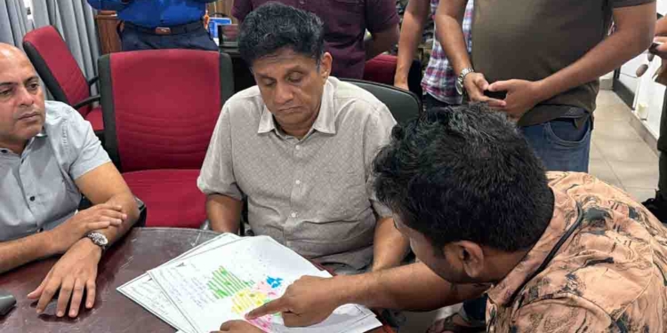 සජිත් උදේම වැඩට බහී! කැලණි ගඟ පිටාර ගැලීමෙන් අවතැන්වූවන් බලන්න මරික්කාර් එක්ක අදත් යයි! නිලධාරීන් එක්ක කතාකරයි! මිනිස්සු වෙනුවෙන් වෙන්න ඕන මොනවද කියලා හොයලා බලයි! PHOTOS & VIDEO I Sri Lanka Latest News