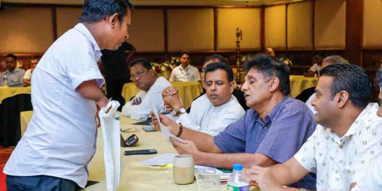 ආණ්ඩුව හිතමිතුරන්ට භාණ්ඩාගාරය හිස් කරන්න කපලා දීපු පාරක් ගැන සජිත් මාතර සජබ පළාත් පාලන මන්ත්රීවරුන්ට හෙළිකරයි! VIDEO & PHOTOS I Sri Lanka Latest News