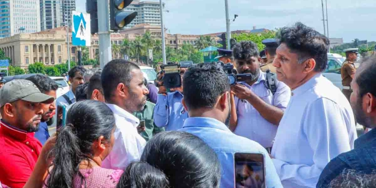 ජනාධිපති කාර්යාලය ඉදිරිපිට ගුරු සංවර්ධන නිලධාරීන්ගේ උද්ඝෝෂණයට සජිතුත් යයි! ඉස්සර නම් මේ වගේ උද්ඝෝෂණවලට ගියේ අනුරලා-බිමල්ලා-විජිතලා-මහින්ද ජයසිංහලා..! දැන් බය නැතිව යන්න පුළුවන් සජිත්ට විතරද? VIDEO & PHOTOS I Sri Lanka Latest News