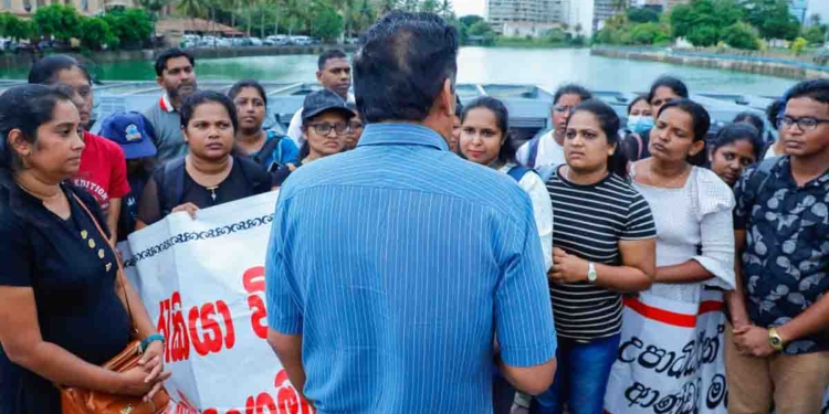 ජනාධිපති කාර්යාලය ඉස්සරහා උද්ඝෝෂණ කරන ගුරු සංවර්ධන නිලධාරීන් වගේම රැකියා විරහිත උපාධිධාරීන්වත් හමුවෙන්න විපක්ෂනායක සජිත් ගිහින්! ආණ්ඩුව මේ දෙගොල්ලන්වම රැවැට්ටුවා! VIDEO & PHOTOS I Sri Lanka Latest News